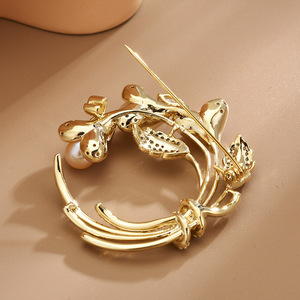 Broche haut de gamme unisexe en forme de fleur de l'aube avec perle d'eau douce, accessoire élégant, polyvalent et créatif de qualité supérieure - Product Image 6