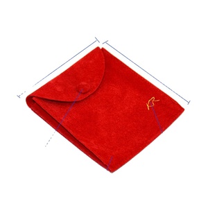 Pochette à bijoux personnalisée en velours doux rouge avec logo doré et compartiment - Product Image 3