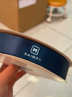 Kişiselleştirilmiş logo ve 3D kabartmalı altın varak detaylarıyla süslenmiş özel lüks polyester saten-grosgrain kurdele.