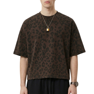 Camiseta de streetwear personalizada con estampado completo de leopardo para hombre 6849, corte holgado con hombros caídos, estilo vintage, 100% algodón, manga corta. - Product Image 1
