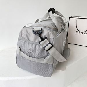 Bolsa Deportiva de Gran Capacidad para Exteriores, Nueva Bolsa de Hombro Personalizada a la Moda para Senderismo, Gimnasio y Escapadas de Fin de Semana - Product Image 4