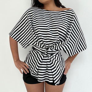 Camiseta Casual a Rayas de Un Solo Hombro y Manga Corta, Diseño Versátil con Botones y Lazos, Estilo Básico y Elegante - Product Image 1