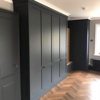 Armoire intégrée Prima Modern gris foncé avec barres de suspension, tiroirs et éclairage LED pour le rangement de la chambre