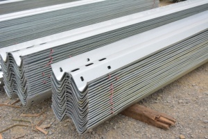 Valla de Seguridad Personalizable de Acero para Carreteras y Ferrocarriles, Barrera Metálica Galvanizada Antioxidante para Infraestructura de Transporte - Product Image 3