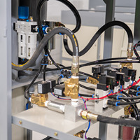 Machine de soufflage de bouteilles d'eau en plastique PET semi-automatique Ouge, modèle CJ-A2-3000E, force de serrage 1000kN, éjection automatique par PLC