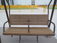 Banc balançoire d'extérieur sur mesure avec cadre métallique robuste, assise en bois et plastique, résistant aux intempéries, double balançoire