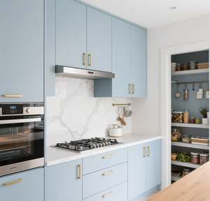 Armoires de cuisine modulaires en forme de L SANTOPOVA bleu clair avec dosseret en marbre et quincaillerie dorée - Product Image 2