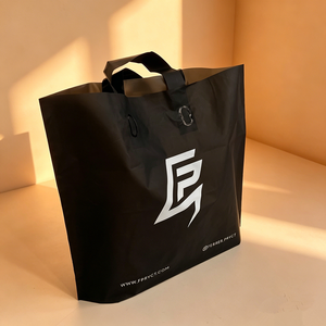 Bolsa de mano de plástico negro mate de lujo con nombre de marca impreso para embalaje minorista de moda - Product Image 2