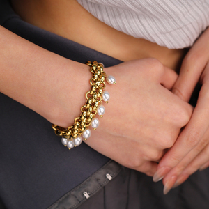 สร้อยข้อมือสแตนเลสสตีลชุบทอง 18K PVD ประดับมุก สร้อยข้อมือแบบคลาสสิกสำหรับผู้หญิง เหมาะสำหรับงานปาร์ตี้ สร้อยข้อมือแบบเชื่อมต่อทำจากโลหะผสม - Product Image 5