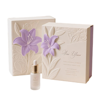 Boîte rigide en papier artistique en forme de livre avec fleurs de lys en relief 3D, emballage de luxe pour sérum de soin de la peau avec motifs floraux en relief