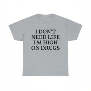 T-shirt unisex in cotone con scollo rotondo e maniche corte, con stampa divertente e sarcastica: "Non ho bisogno della vita, sono drogato a morte". - Product Image 2