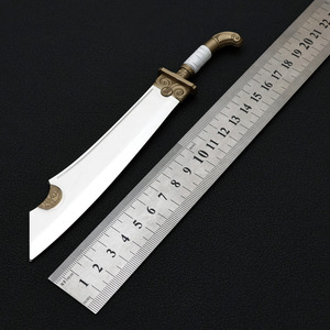 Llavero de juguete de aleación de zinc de 20 cm con diseño de espada y daga de las Cinco Espadas de <span class=keywords><strong>Wang</strong></span> Lao, periférico de juego de animación de One Piece City Film - Product Image 1