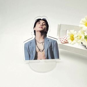 Expositor de Tarjetas Fotográficas Personalizado de Anime Kpop, Soporte de Acrílico Transparente con Impresión a Doble Cara y Holograma Epoxi - Product Image 4