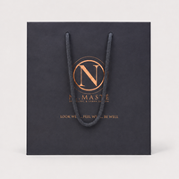 Sac shopping en papier noir mat de luxe avec poignée en corde, logo en feuille d'argent bronze, sac de transport en papier personnalisé