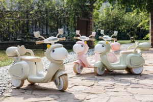 Adorabile Auto Elettrica per Bambini in Stile Cartone Animato con Luci LED Lampeggianti, Musica e Ruote Stabilizzatrici - Product Image 6