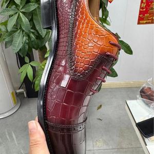 รองเท้าหนังแท้ทรงสี่เหลี่ยมสำหรับผู้ชาย ระบายอากาศได้ดี น้ำหนักเบา กันลื่น เหมาะสำหรับธุรกิจ ตกแต่งด้วยลายโบรก - Product Image 1