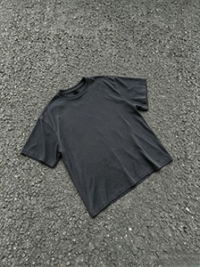 Camiseta de algodón negra de manga corta con cuello redondo para hombre, corte regular, informal, de punto liso teñido. - Product Image 2