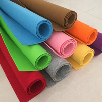 Tissu en feutre coloré ; Tissu non tissé en fibre synthétique auto-adhésif, absorbant l'huile et aiguilleté pour les applications d'étanchéité.