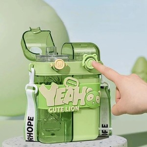 Bottiglia d'acqua in plastica da 760 ml, carina e kawaii, a forma di macchina fotografica con doppio beccuccio, cannuccia e tracolla, adatta per acqua bollente. - Product Image 2