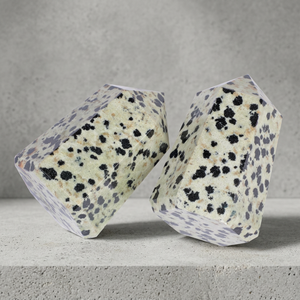 Punta curativa de cristal de Dalmata tallada - Product Image 3