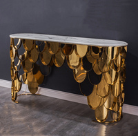 Table console de luxe moderne sur mesure au design spécial, en acier inoxydable doré et marbre à motif écailles de poisson, pour cuisine et appartement