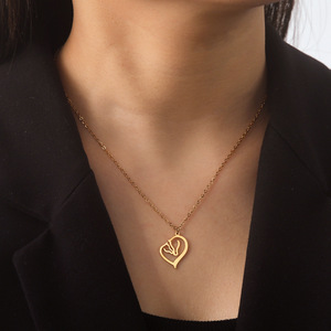 Bijoux en acier inoxydable <span class=keywords><strong>de</strong></span> haute qualité élégant or argent coeur creux <span class=keywords><strong>dessin</strong></span> <span class=keywords><strong>Simple</strong></span> collier pendentif <span class=keywords><strong>cheval</strong></span> à Double tête - Product Image 2