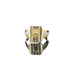 Bague élégante en or avec un motif carré moderne et des pierres étincelantes, parfaite pour les hommes élégants qui aiment les bijoux de luxe. - Product Image 1