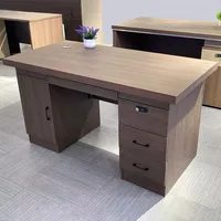 Bureau de direction moderne à double piétement avec tiroir intégré, panneau acoustique de confidentialité et serrure, idéal pour les administrations universitaires et les bureaux élégants