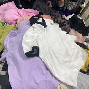 เสื้อยืดผู้หญิงดีไซน์เกาหลีขายส่ง น้ำหนัก 100 กก. เสื้อผ้าฝ้ายมือสองสำหรับผู้หญิง เสื้อผ้าสีสันสดใสสำหรับผู้หญิง - Product Image 1