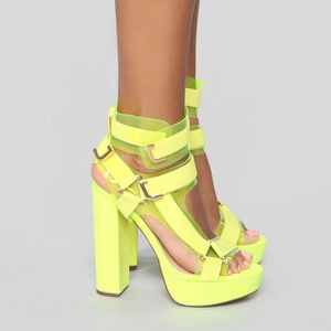 Sandales à plateforme pour femmes en PVC couleur néon transparentes avec bride à la cheville en PU personnalisable, talon carré en caoutchouc solide - Product Image 4