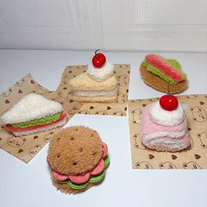 Llavero de Peluche Suave y Esponjoso con Diseño de Pastel de Cereza Kawaii, Llavero con Diseño de Comida de Simulación - Product Image 1