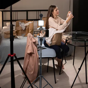 ไฟสตูดิโอถ่ายภาพวิดีโอแบบสี่เหลี่ยมขนาด 3.3 นิ้ว พร้อมขาตั้งกล้อง 1.3 ตัว ที่หนีบโทรศัพท์ และชุดไมโครโฟน - Product Image 3