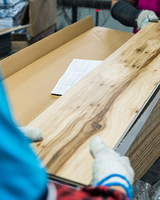 2024 OEM Fábrica Resistente a abolladuras Aislamiento acústico Grano de madera Bloqueo de clic Azulejo de suelo de vinilo de plástico Tablones de parquet de PVC