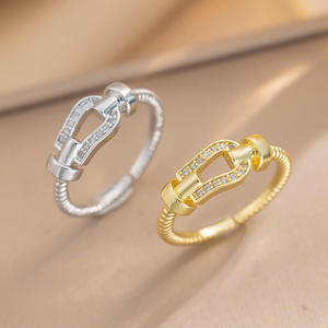 Anillo de cobre dorado mate estilo minimalista metropolitano de edición alta con hebilla de herradura y acabado de alambre, elegante y a la moda. - Product Image 5