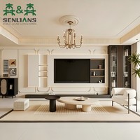 Meuble TV mural de luxe sur mesure avec panneaux en blanc cassé mat, portes en verre teinté et rétroéclairage chaud