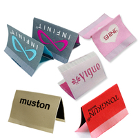Étiquettes textiles haute densité personnalisées avec logo, thermocollantes, pliées au centre, tissées