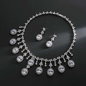 Collar de Gargantilla de lágrima de cuatro colores con gota grande de Zirconia cúbica clásica para mujer - Product Image 5