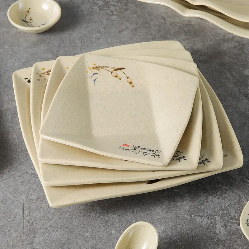 Assiette en porcelaine jaune clair irrégulière de style chinois, assiette carrée en mélamine pour dîner en gros pour la vaisselle d'hôtel