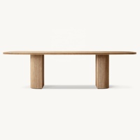 Table à manger capsule en chêne clair artisanale, style Japandi, avec deux piédestaux cannelés, table de cuisine architecturale pour hôtel boutique, villa