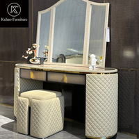 Ensemble de table de maquillage de luxe en cuir matelassé avec miroir et finitions en métal doré, table de toilette pour chambre de villa