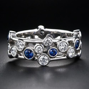 Anello geometrico traforato con zirconi per donna, gioielli da dito minimalisti alla moda - Product Image 1