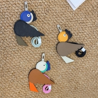 Porte-clés pendentif perroquet mignon en cuir véritable fait main, texture Epsom, avec sangle enroulée et fermoir métallique