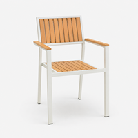 Ensemble de salle à manger d'extérieur moderne en aluminium et WPC, chaises et tables avec plateau en WPC pour restaurant, café, hôtel, patio, jardin