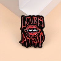 Broches en métal émaillé amusantes avec inscription « LOVE IS a TRAP » et lèvres rouges punk rock, bijoux cadeaux pour enfants et amis