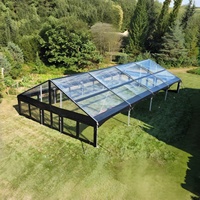 Tente de réception à structure libre avec toit en PVC transparent et cadre en aluminium noir robuste pour mariages, fêtes et expositions