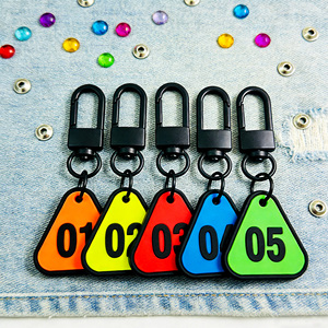 Porte-clés de recrutement scolaire - Personnalisation emblème et mascotte d'école - Cadeau promotionnel pour visites des salles de classe et des campus - Product Image 1