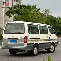 Vente à prix réduit d'un véhicule d'occasion Toyota Hiace Van 9 places, année 2006, essence