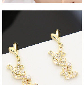 Nuevos pendientes de diamantes de sentido avanzado de lujo ligero de moda, estilo de tuerca E con <span class=keywords><strong>letra</strong></span> de fragancia pequeña Europea americana, venta al por mayor - Product Image 5