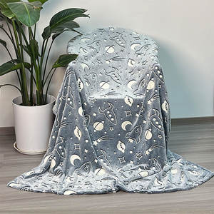 Vente en gros d'étoiles dinosaure licorne motif personnalisé lumineux couverture pour enfants cadeau de Noël flanelle lueur dans le noir jeter couverture - Product Image 1