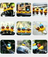 Canard en caoutchouc mignon avec hélice de casque, klaxon de vélo et de moto, jouet, ornements de voiture et décoration d'intérieur